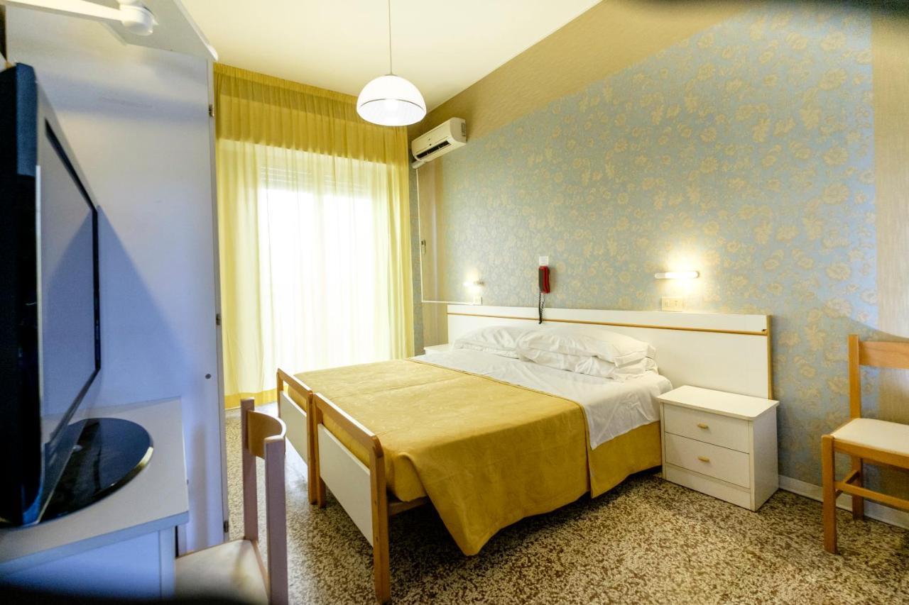 Hotel Giumer Rimini Exterior foto