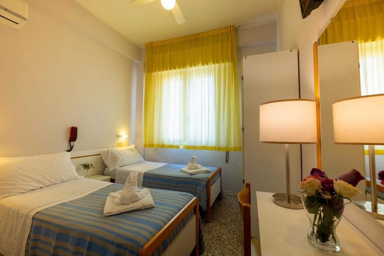 Hotel Giumer Rimini Exterior foto